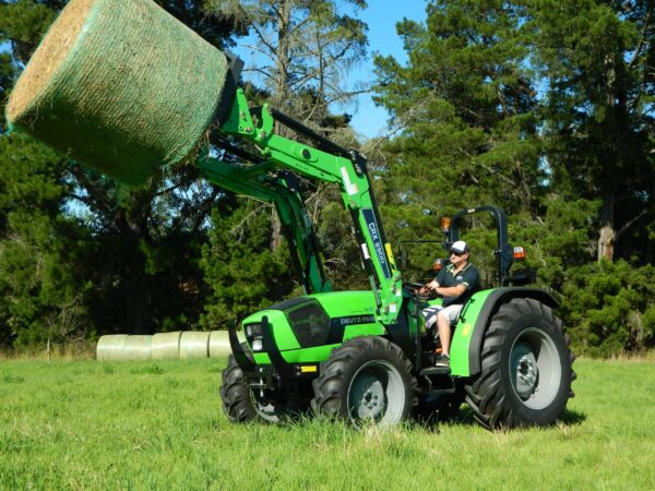 Deutz Agrolux 410 tractor with loader