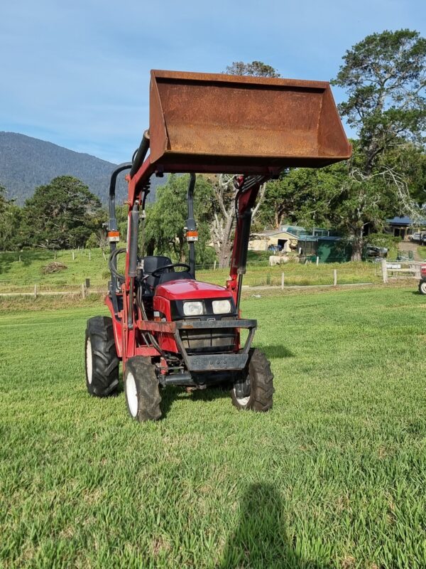 Shibaura ST324HST 4wd tractor with bucket fitted - Image 4