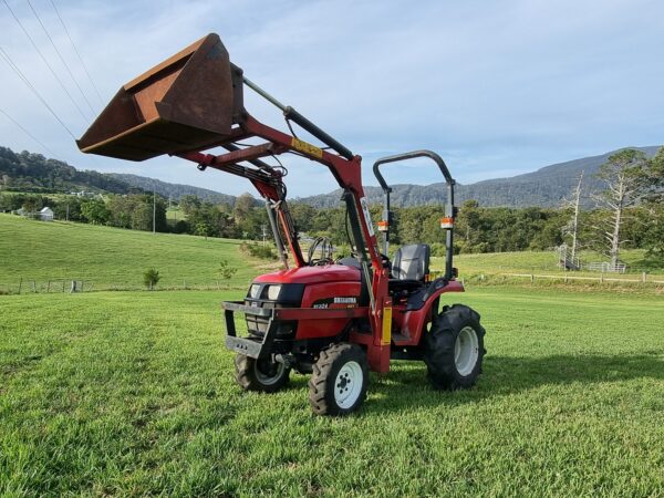 Shibaura ST324HST 4wd tractor with bucket fitted - Image 5