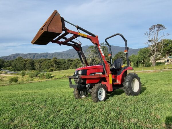 Shibaura ST324HST 4wd tractor with bucket fitted - Image 6