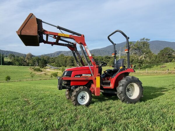 Shibaura ST324HST 4wd tractor with bucket fitted - Image 7