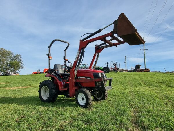 Shibaura ST324HST 4wd tractor with bucket fitted - Image 8