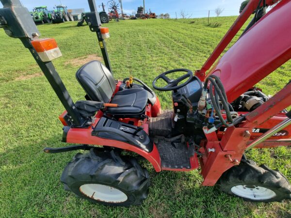 Shibaura ST324HST 4wd tractor with bucket fitted - Image 10